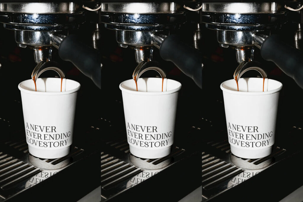 Espressomaschine befüllt weißen Lovestory Kaffeebecher mit Logo — Markenauftritt gestalten lassen Berlin, Grafikdesign Lifestyle für Café, Freelance Grafikdesignerin Berlin