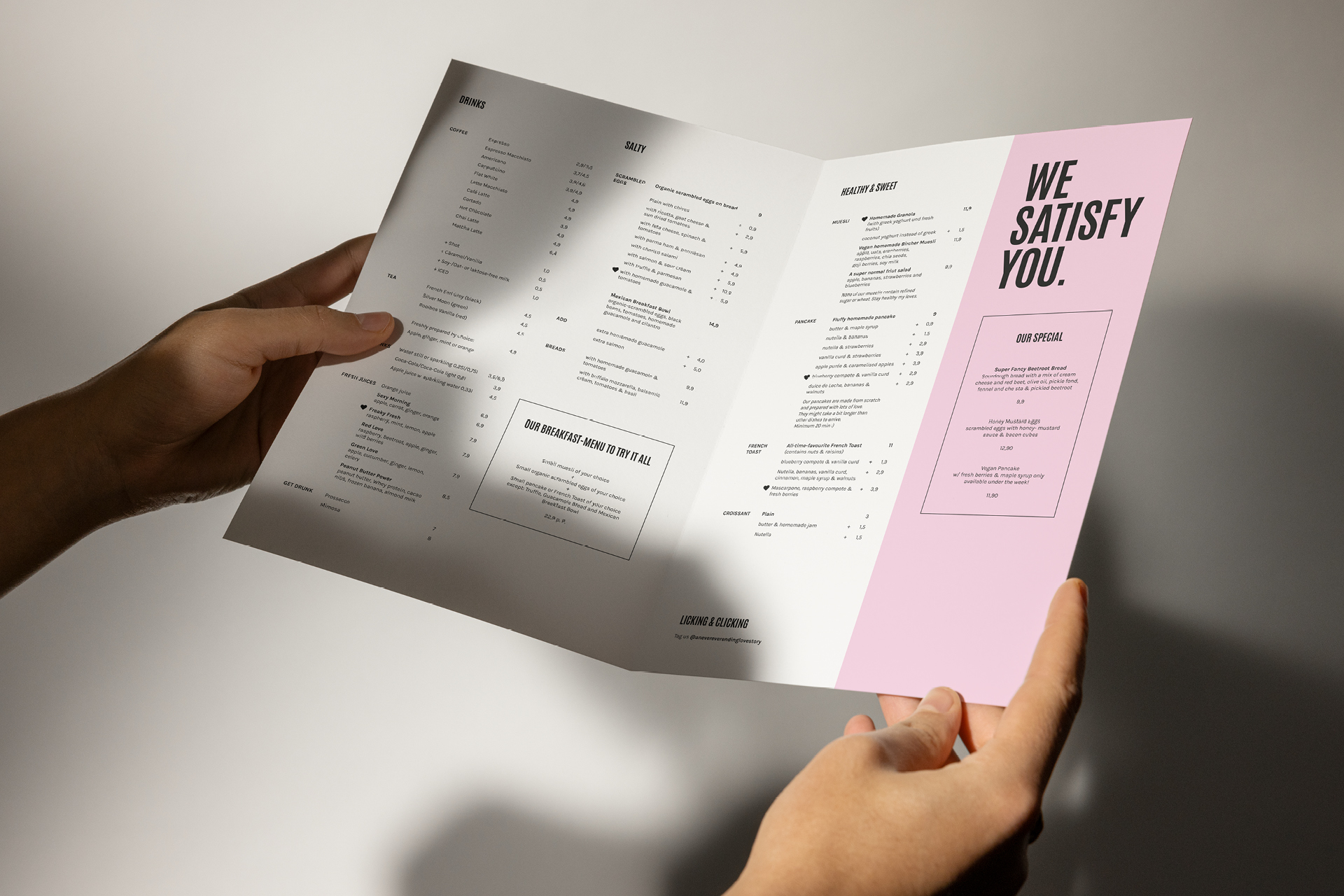 Hände halten aufgefaltete Lovestory Speisekarte in Rosa und Weiß — Printdesign Berlin, Broschüren gestalten lassen für Café Charlottenburg, Freelance Grafikdesignerin Berlin