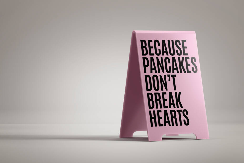 Rosa Aufsteller mit Lovestory Café Spruch Because Pancakes Don't Break Hearts