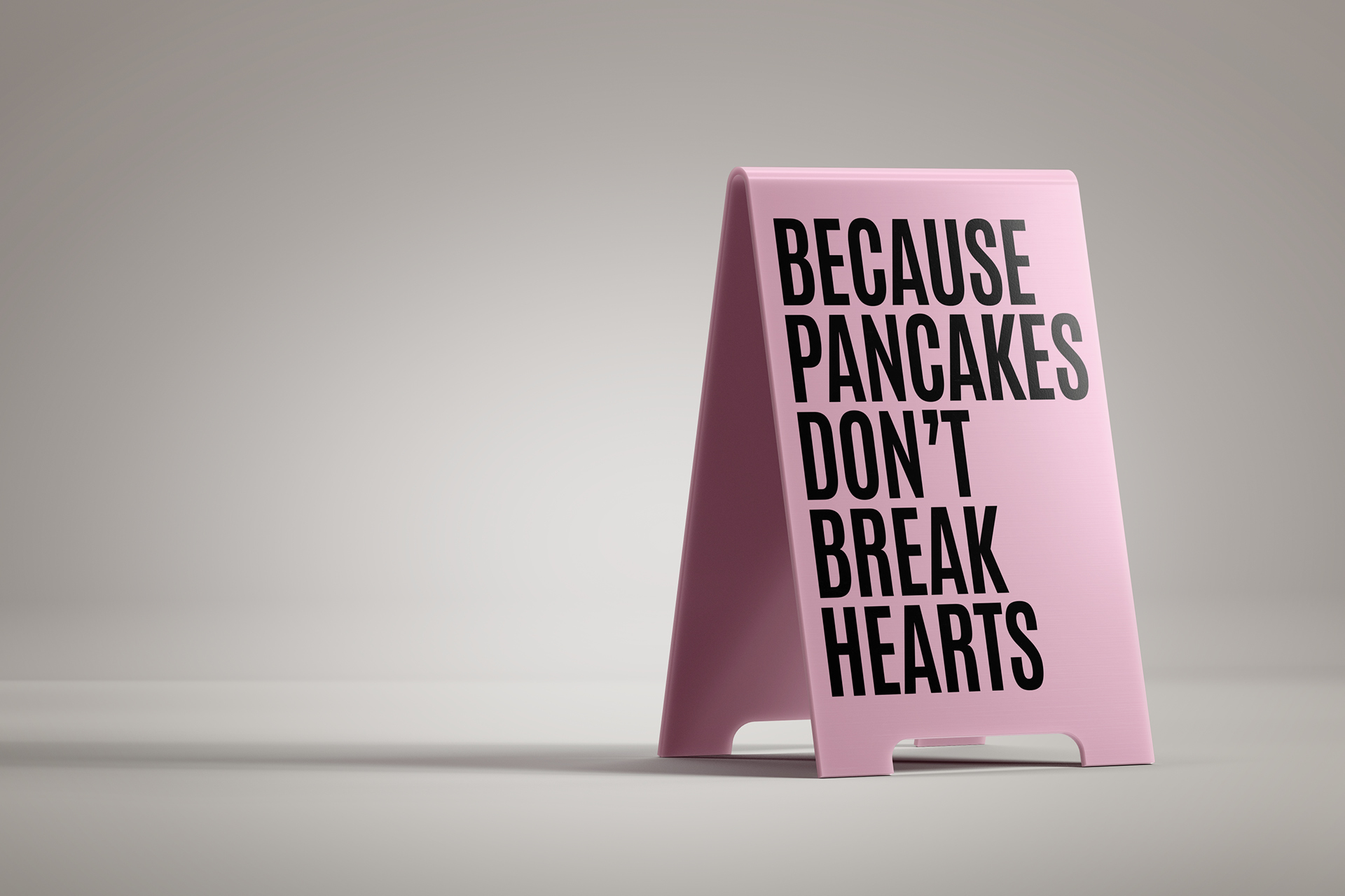 Rosa Aufsteller mit Lovestory Café Spruch Because Pancakes Don't Break Hearts — Markenauftritt gestalten lassen Berlin, Grafikdesign Lifestyle, Freelance Grafikdesignerin Berlin
