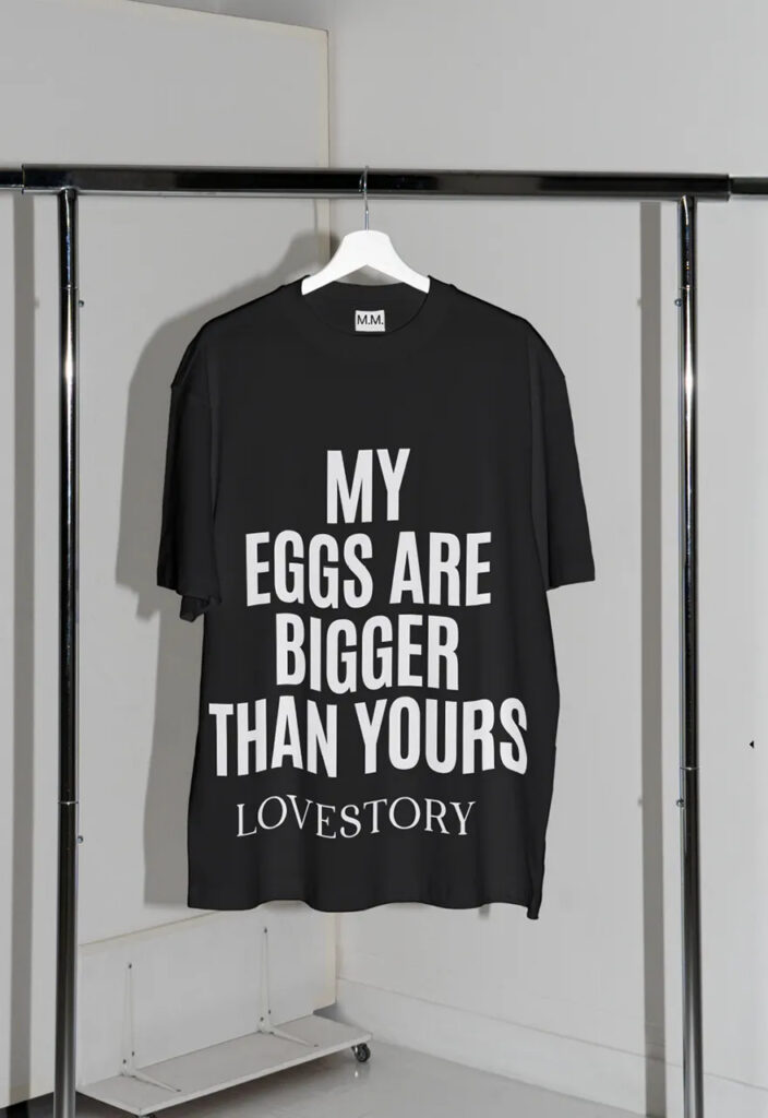 Schwarzes Lovestory T-Shirt mit lustigem Spruch auf Kleiderständer — Merch gestalten lassen, Markenauftritt für Café, Grafikdesign Lifestyle Berlin