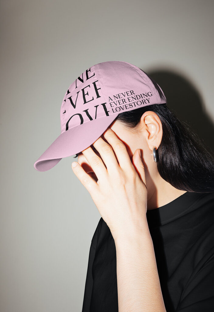 Frau trägt rosa Cap mit Lovestory Schriftzug — Merch und Markenauftritt gestalten Berlin, Logo gestalten lassen für Café, Grafikdesign Lifestyle Berlin