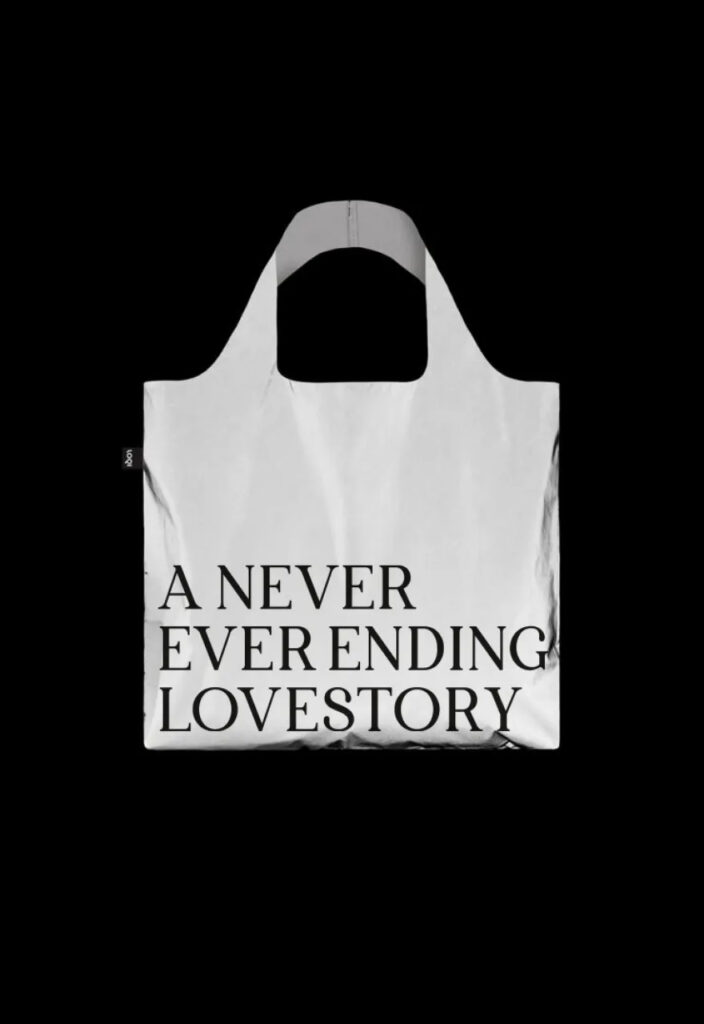 Weißer LOQI Bag mit Lovestory Logo und Schriftzug auf schwarzem Hintergrund — Logo gestalten lassen Berlin, Markenauftritt für kleine Unternehmen Berlin, Freelance Grafikdesignerin