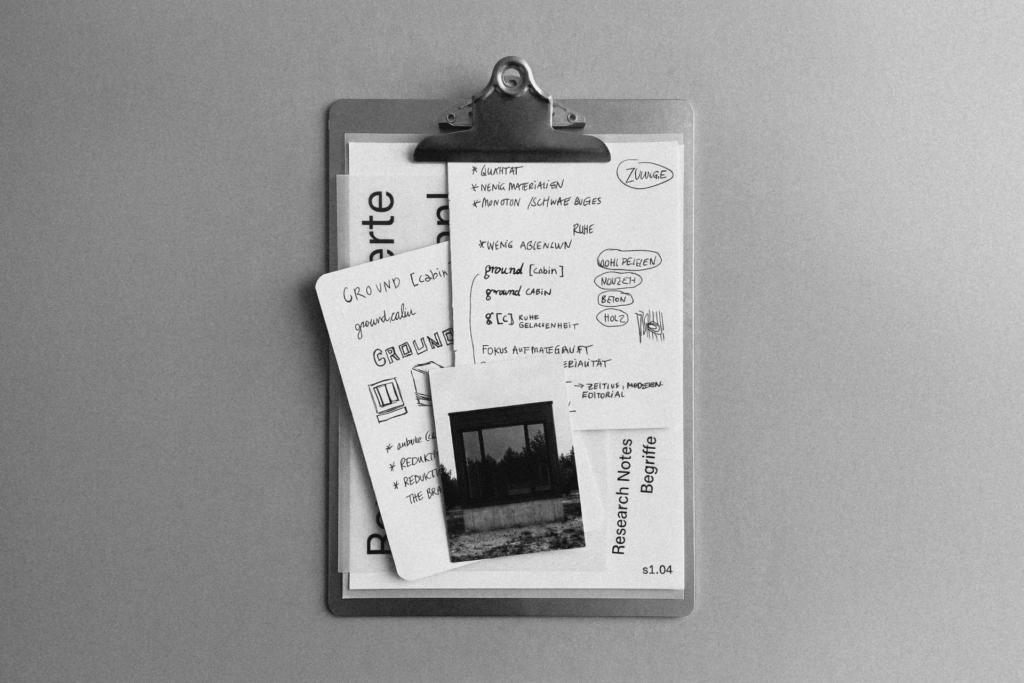 Stimmt, sorry. Klemmbrett mit handgeschriebenen Notizen und Skizzen zum Ground Cabin Projekt — Grafikdesign Architektur Berlin, Freelance Grafikdesignerin, Markenauftritt gestalten lassen