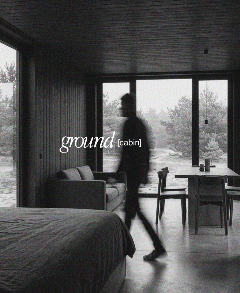 Schwarzweißes Interieur der Ground Cabin mit Person und Blick in den Wald — Markenauftritt gestalten für Architektur, Grafikdesignerin Berlin, visuelle Identität entwickeln