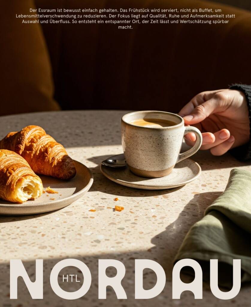 Nordau Frühstückstisch mit Croissants und Kaffee