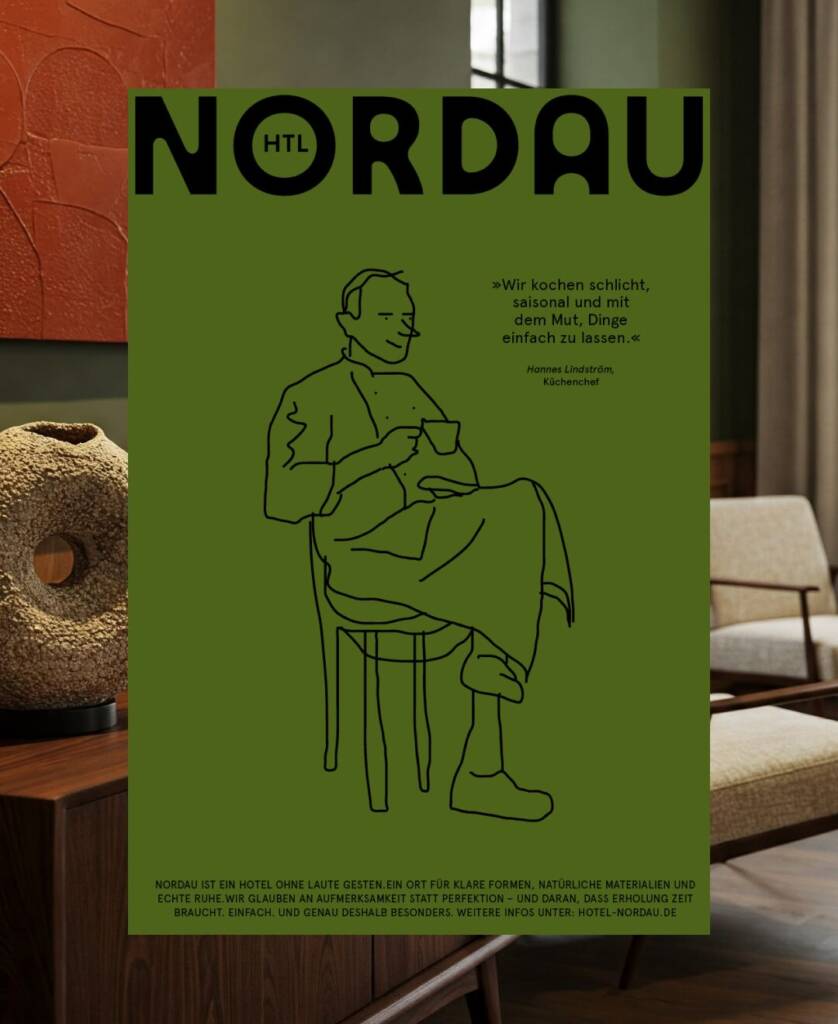 Nordau Poster in Olivgrün mit sitzender Illustration und Hotelzimmer im Hintergrund