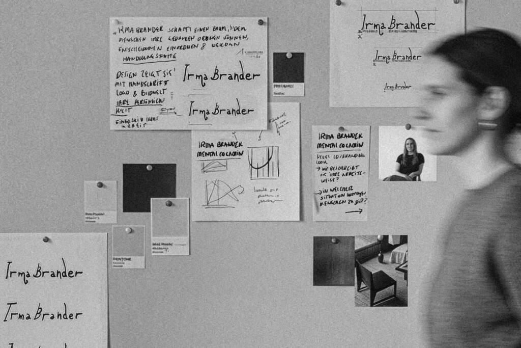 Pinnwand mit Gestaltungsprozess und Entwürfen für Irma Brander