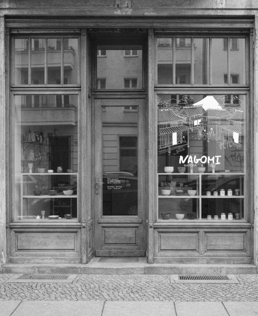 Nagomi Matcha & Tee Ladenfront in Berlin mit Logo und Illustration auf Schaufenster