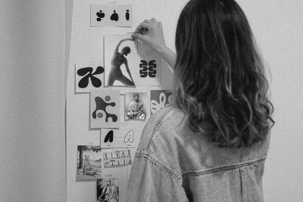 Sibylle Egelkamp hängt an einer Wand mit Soma Yoga Gestaltungselementen