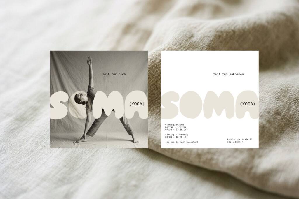 Soma Yoga Doppelseite mit Yoga-Pose und großer weicher Typografie in Beige