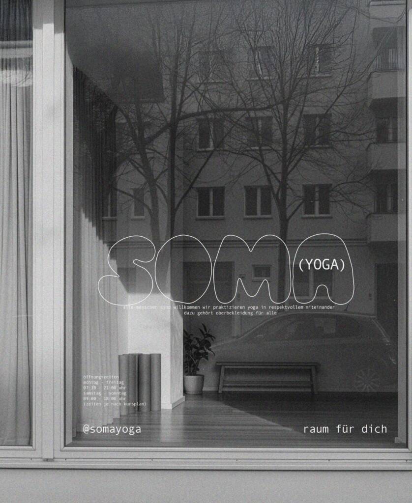 Soma Yoga Außenfassade Yogastudio mit Öffnungszeiten und Logo