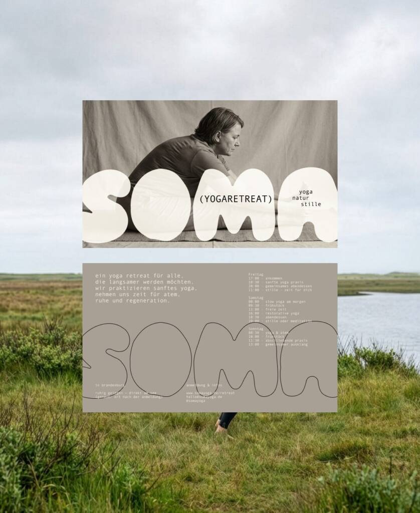 Soma Yoga Außenmotiv mit Person in Yoga-Pose auf Wiese vor See
