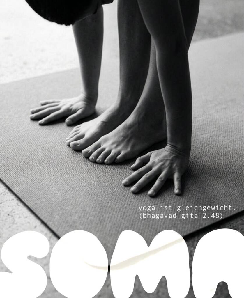 Füße auf Yogamatte mit Soma Yoga Branding
