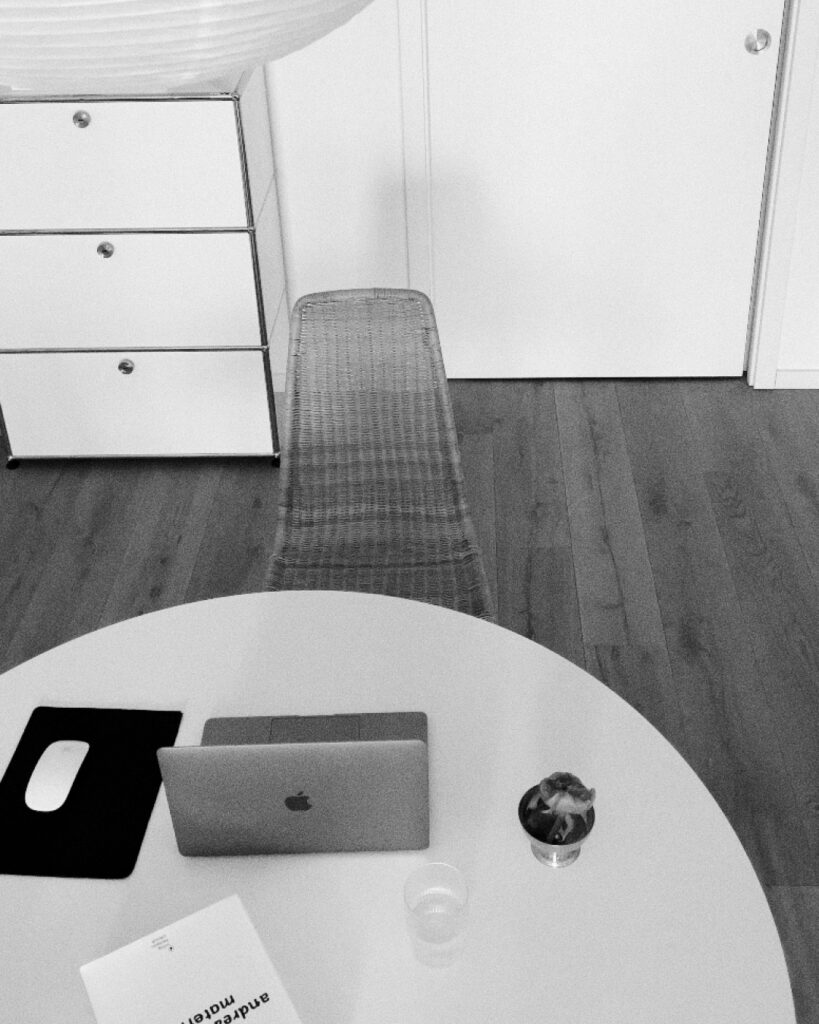 Aufgeräumter Schreibtisch in Schwarz-Weiß mit Laptop und Stuhl — Reduktion und Minimalismus im Alltag, Grafikdesignerin Berlin