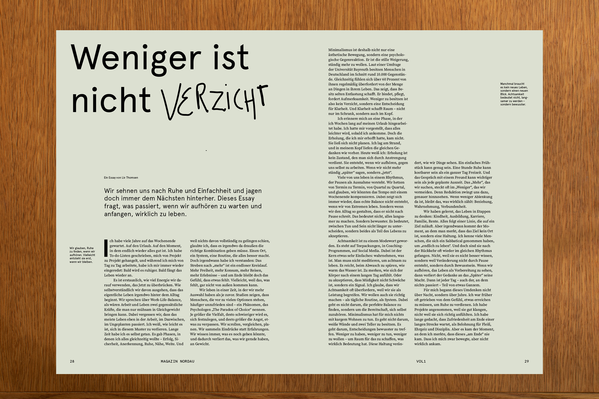 Magazin Doppelseite mit groß gesetzter Typografie zum Thema Einfachheit und Ruhe