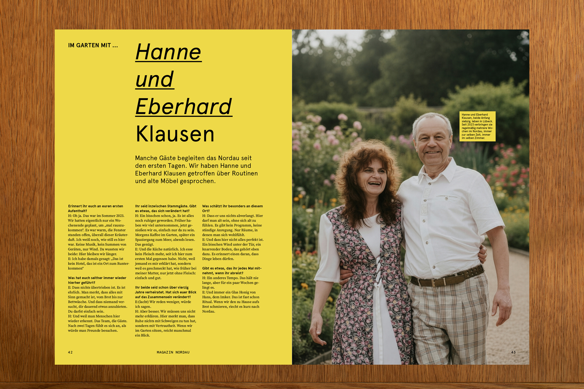 Älteres Paar steht im Garten, Magazin Doppelseite über Stammgäste im Nordau